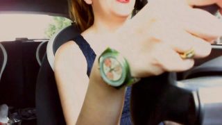 Italienische Stiefmutter Masturbiert Im Auto Während Sie Ihren Stiefsohn Zur Schule Fährt
