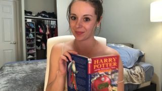 Hysterisch Harry Potter Lesen Während Er Auf Einem Vibrator Sitzt